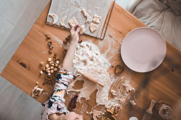 Ragazza Che Biscotti Con Noci Sul Tavolo Legno Cucina Vista — Foto Stock