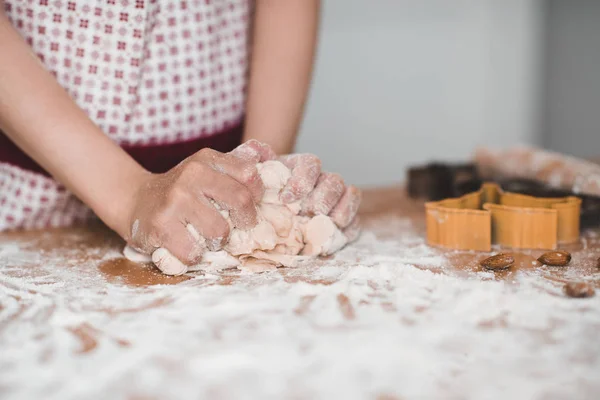 Ragazza Impastare Pasta Con Farina Primo Piano Fare Biscotti Infanzia — Foto Stock