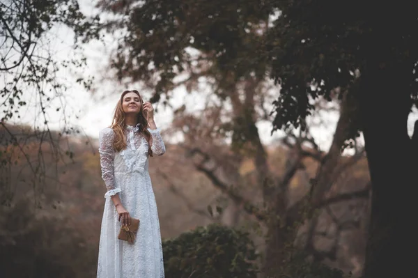 Lächelndes Mädchen Weißen Vintage Kleid Mit Alten Papierbuchstaben Die Draußen — Stockfoto