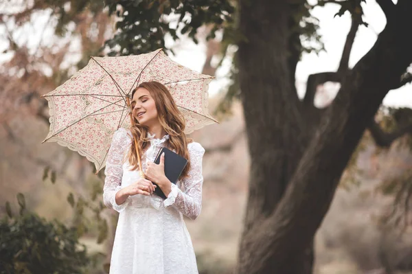 Glückliche Junge Frau Jahre Mit Papierbuch Und Kleinem Vintage Regenschirm — Stockfoto