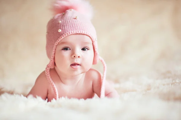 Engraçado Bebê Menina Com Menos Ano Idade Usando Tricotado Chapéu — Fotografia de Stock