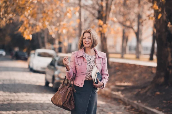 Glückliche Geschäftsfrau Mit Notizbuch Und Tasche Schicken Anzug Die Draußen — Stockfoto