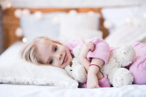 Glimlachend Meisje Van Jaar Oud Liggend Bed Met Teddybeer Kamer — Stockfoto