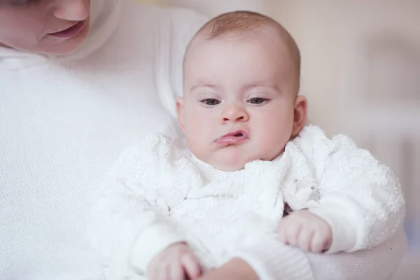Liten Baby Med Roliga Otillfredsställda Uttryck Ansiktet Sitter Mamma Händer — Stockfoto