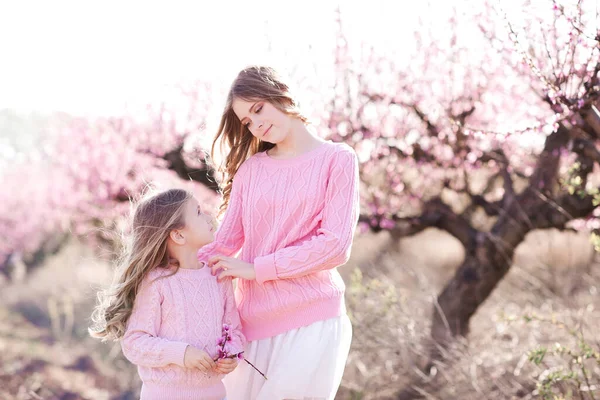 Usmívající Sestry Pózující Broskvovém Sadu Dívali Sebe Jarní Sezóna — Stock fotografie