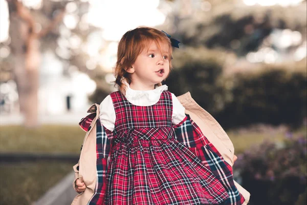 Elegante Bambina Anni Che Indossa Una Giacca Autunnale Vestito Scacchi — Foto Stock