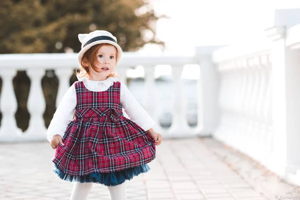 スタイリッシュな赤ちゃんの女の子3 4歳の通りで屋外でチェッカードレスを身に着けています 幼少期 — ストック写真