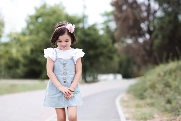 Bambino Sorridente Anni Che Indossa Abito Denim All Aperto Passeggiate — Foto Stock