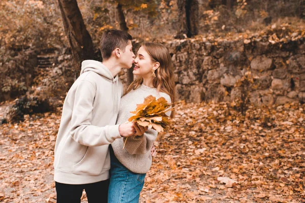 Sărutând Băiat Adolescent Fată Ţinând Frunze Căzute Parc Sezonul Toamnă — Fotografie, imagine de stoc