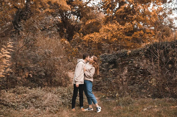 Adoro Casais Adolescentes Que Beijam Outdoos Sentimentos Românticos — Fotografia de Stock