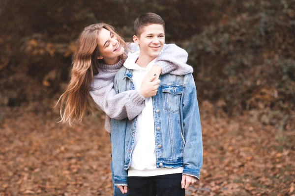 Glückliche Liebe Teen Paar Spaß Freien Stylischer Jeans Kleidung Valentinstag — Stockfoto