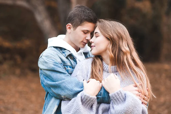 Encanta Pareja Adolescentes Abrazándose Aire Libre Felices Juntos 20S — Foto de Stock