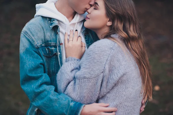 Teenager Junge Küsst Teenager Mädchen Jahre Alt Posiert Freien Liebespaar — Stockfoto