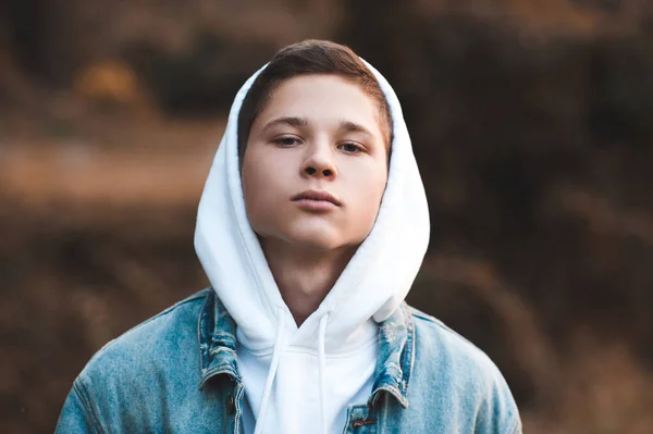 Niño Adolescente Años Con Capucha Blanca Chaqueta Mezclilla Cerca Mirando —  Fotos de Stock