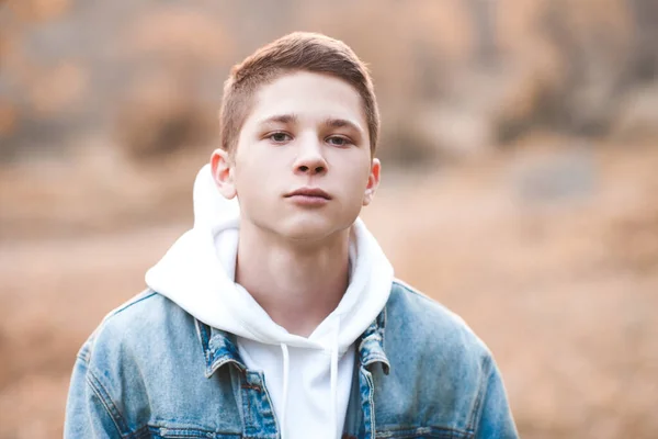 Guapo Adolescente Rubio Años Edad Con Sudadera Con Capucha Chaqueta —  Fotos de Stock