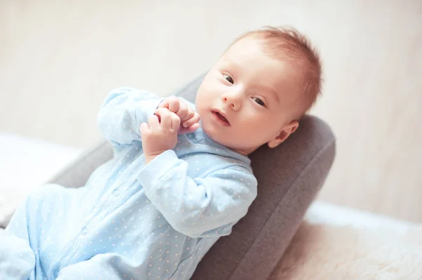 Ett Barn Som Ligger Mammans Ben Blå Pyjamas Närbild Titta — Stockfoto