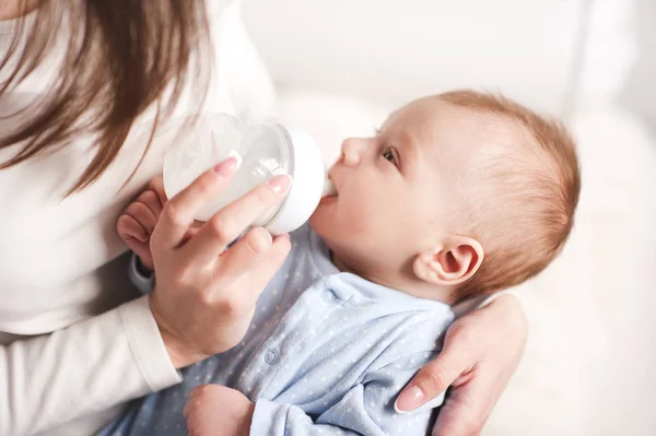 Mutter Füttert Kleinen Jungen Mit Milch Zimmer Mutterschaft Mutterschaft — Stockfoto