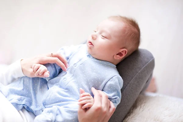Sova Baby Med Mamma Håller Händerna Närbild Moderskap Moderskap Ovanifrån — Stockfoto