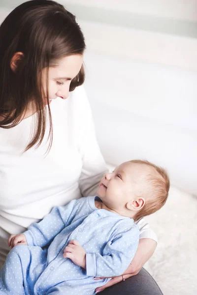 Glimlachende Moeder Met Baby Jongen Handen Zittend Kamer Elkaar Aankijken — Stockfoto