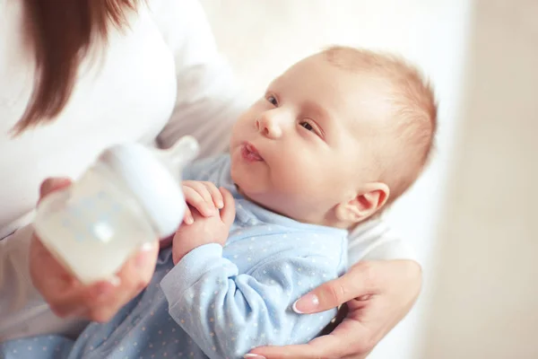 Mutter Füttert Baby Junge Monate Alt Mit Milch Flaschennahaufnahme Mutterschaft — Stockfoto