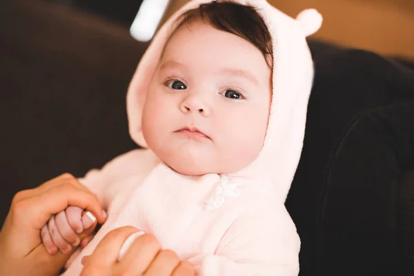 Engraçado Bebê Menina Segurando Mãe Mãos Perto Olhar Para Câmara — Fotografia de Stock