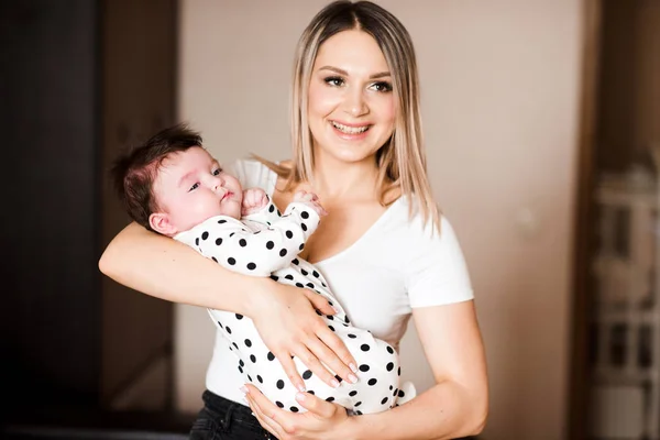 Lycklig Mamma Håller Barnet Händerna Rummet Moderskap Moderskap — Stockfoto