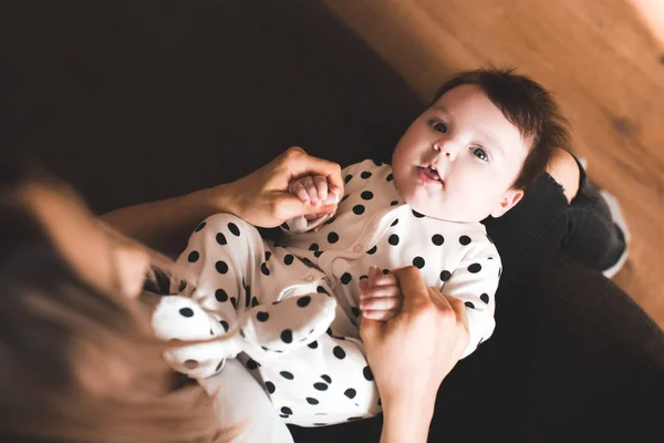 Grappige Baby Liggend Moeder Handen Kamer Kijk Naar Camera Bovenaanzicht — Stockfoto