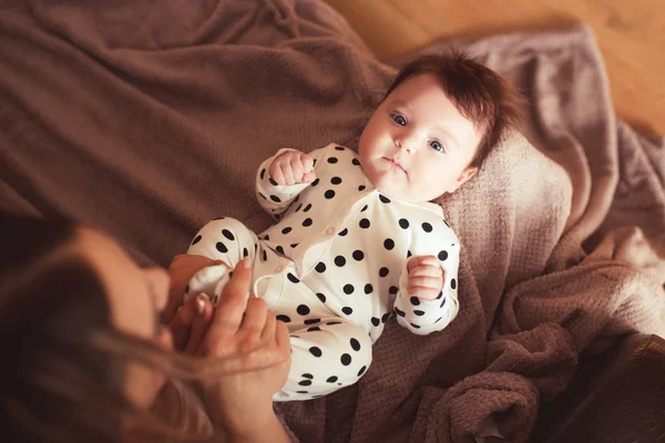 Baby Girl Lying Mother Hands Knitted Blanket Close Looking Camera — Stock Photo, Image