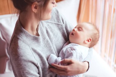 Anne, uyuyan bebeği odada tutuyor. Annelik. Annelik. 