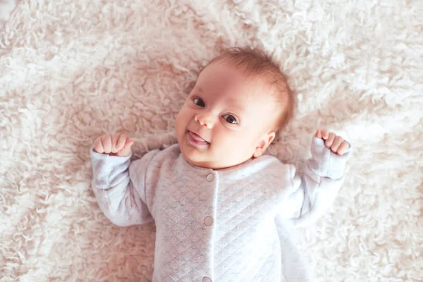 Bambino Divertente Sdraiato Letto Guardare Telecamera Infanzia Buongiorno Buongiorno — Foto Stock