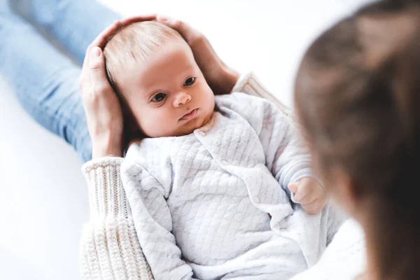 Cute Bay Lying Mother Hands Closeup Looking Each Other Good — Stock Photo, Image