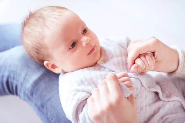 Baby Junge Auf Mutter Hände Zimmer Mutterschaft Mutterschaft — Stockfoto