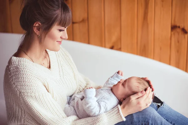 Gelukkige Moeder Houdt Baby Kamer Close Moederschap Moederschap — Stockfoto