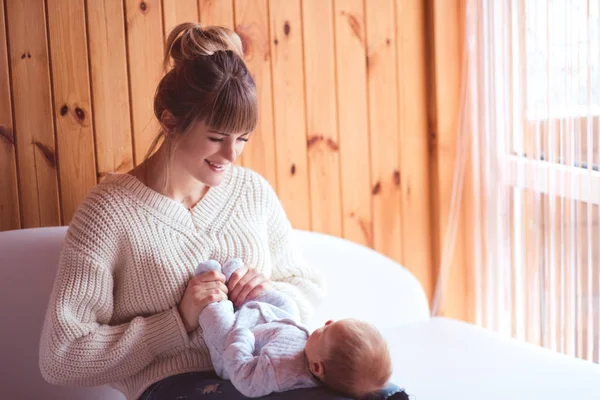 Lachende Moeder Met Slapende Baby Kamer Moederschap Moederschap Twintiger Jaren — Stockfoto