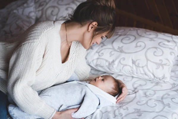 Smiling Woman Holding Baby Bed Close Good Morning Motherhood — Stock Photo, Image