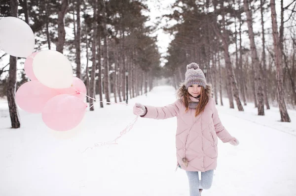 Niña Años Sosteniendo Globos Corriendo Parque Nevado Mirando Cámara Infancia — Foto de Stock