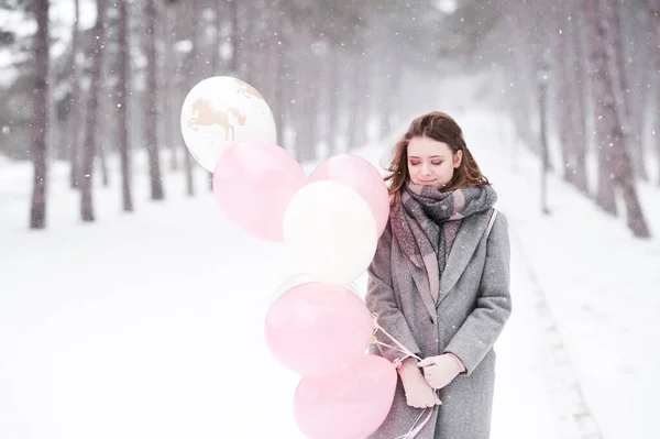 Vacker Tonåring Flicka Som Håller Ballonger Snöig Park Vintersäsong — Stockfoto