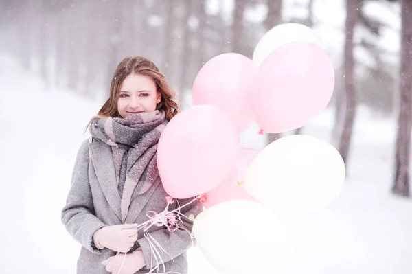 Uśmiechnięta Nastolatka Wieku Lat Trzymająca Balony Zewnątrz Tle Śniegu Patrzę — Zdjęcie stockowe