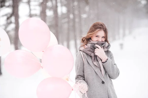 Vinterporträtt Flicka Som Håller Rosa Ballonger Över Snö Bakgrund Bär — Stockfoto