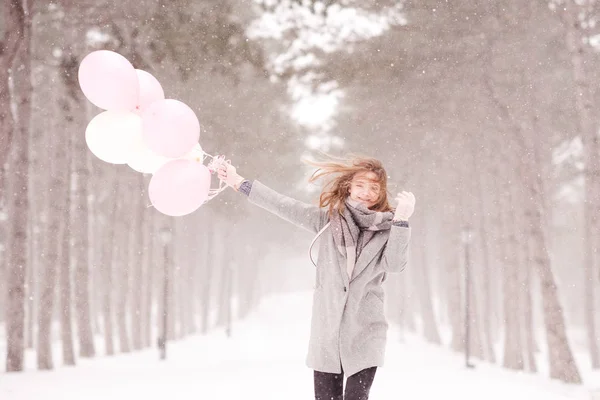 Glückliches Teenager Mädchen Mit Luftballons Freien Wintersaison — Stockfoto