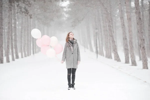 Nettes Mädchen Jahre Alt Mit Luftballons Posiert Schnee Park Wintersaison — Stockfoto