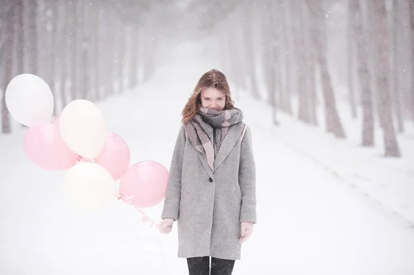 Flicka Som Håller Ballonger Snö Utomhus Titta Kameran Vintersäsong — Stockfoto