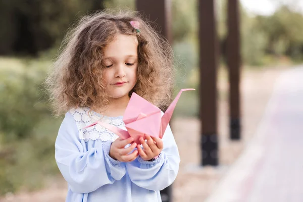 Uśmiechnięta Dziewczynka Roku Życia Gospodarstwa Papieru Origami Ptak Parku Dzieciństwo — Zdjęcie stockowe