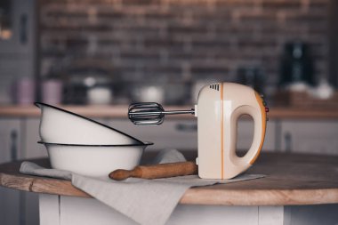 Mutfak masasının üzerinde merdane ve yemek kaseleri olan klasik bir karışım. Evde kek pişiriyorum.. 