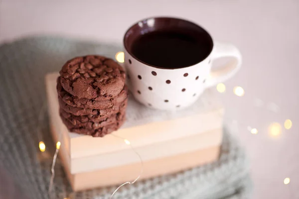 Taza Café Navidad Con Galletas Pila Libros Primer Plano Temporada —  Fotos de Stock