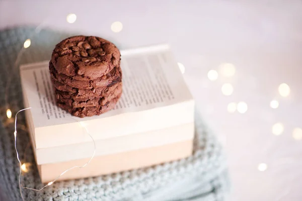 圣诞灯火特写的书中的巧克力饼干 早上好自制美味的糕点 农历新年 — 图库照片