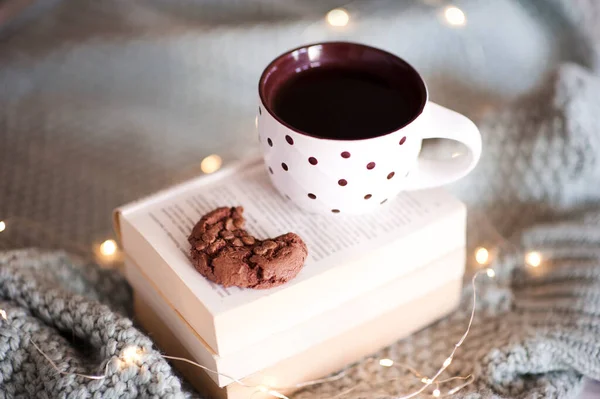 Taza Con Galletas Chocolate Con Bocado Libros Abiertos Durante Las Fotos de stock