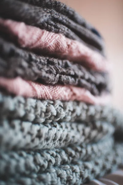 Een Stapel Gebreide Kleding Van Dichtbij Winterseizoen Selectieve Focus — Stockfoto