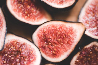 Yakın plan masa üzerinde taze dilimlenmiş incir. Üst Manzara. Seçici odak. 