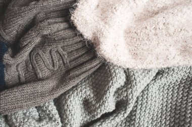 Farklı renklerde örülmüş pamuk kazaklar. Yakın plan. Kış mevsimi konsepti. Üst Manzara. Seçici odak.  